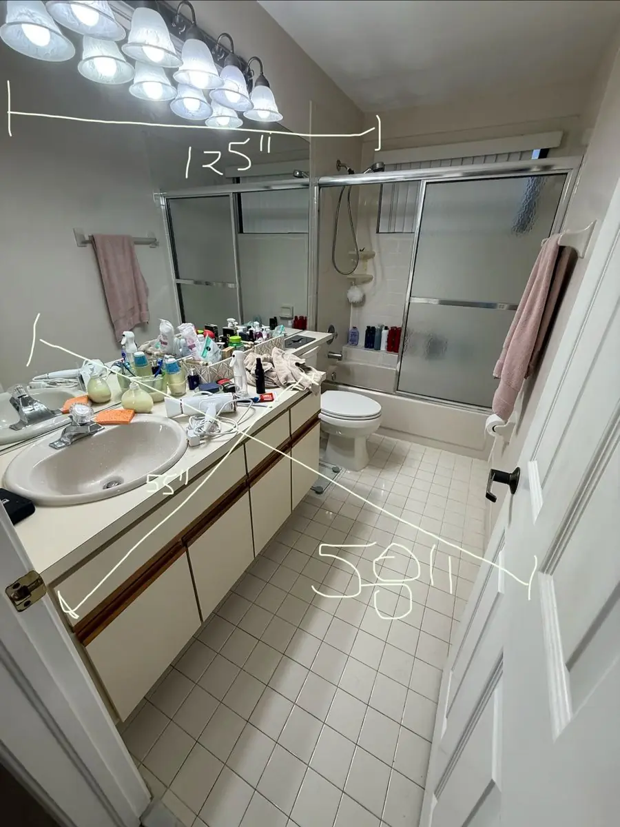 Full bathroom before the remodel